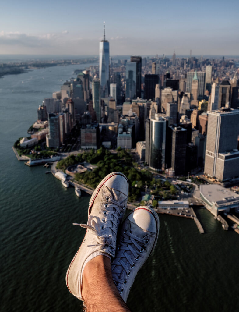 world at your feet looking over new york city k5f7qu8
